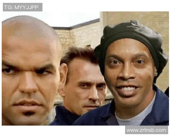 足球明星小罗亲笔签名珍藏品揭晓引发球迷热议与追捧